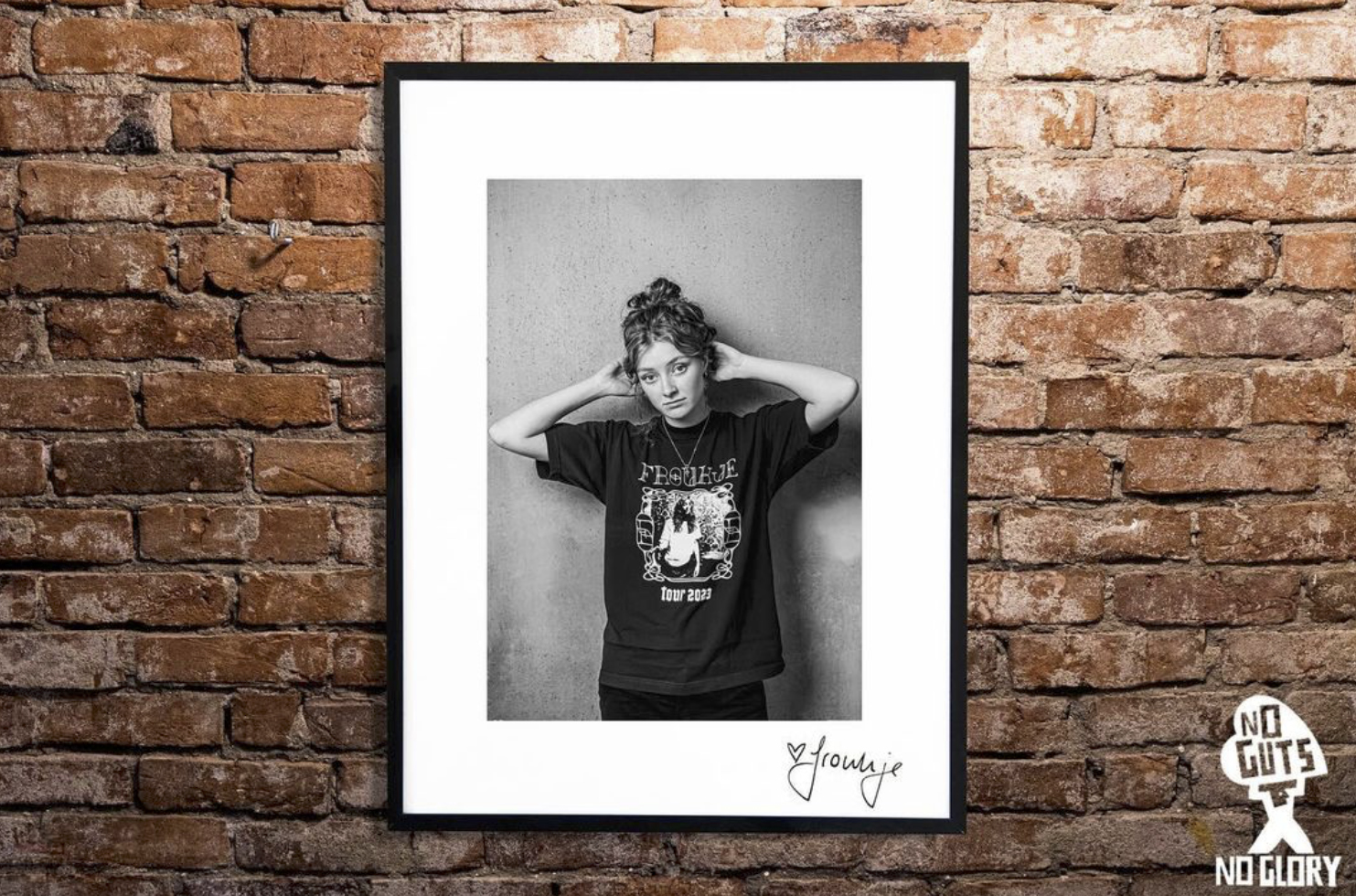 Unieke gesigneerde foto van zangeres Froukje te koop